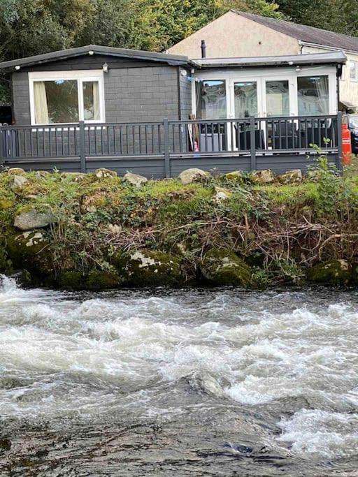 Stunning 3 Bed Riverside Cabin In Snowdonia Caeathro Dış mekan fotoğraf