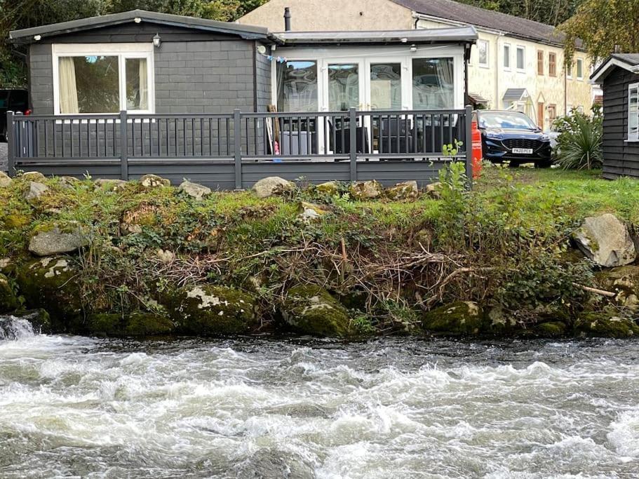 Stunning 3 Bed Riverside Cabin In Snowdonia Caeathro Dış mekan fotoğraf