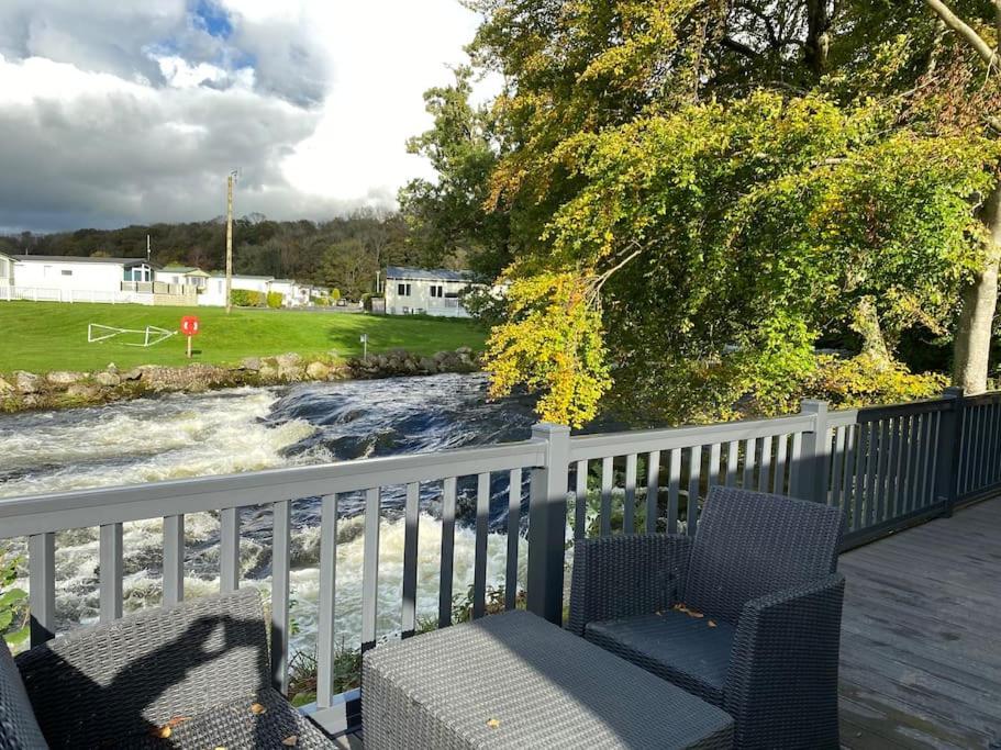 Stunning 3 Bed Riverside Cabin In Snowdonia Caeathro Dış mekan fotoğraf