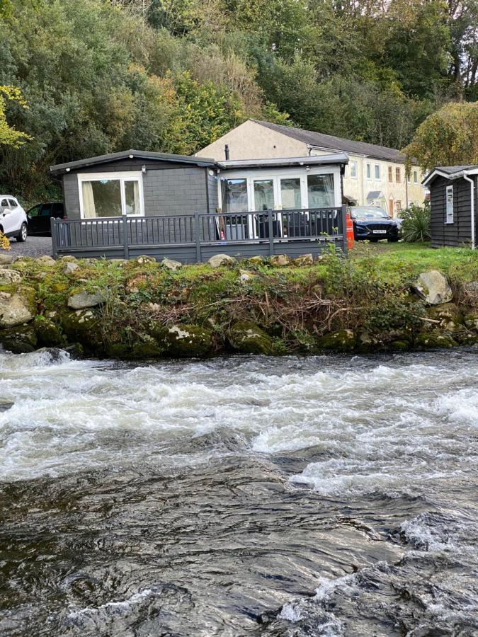 Stunning 3 Bed Riverside Cabin In Snowdonia Caeathro Dış mekan fotoğraf