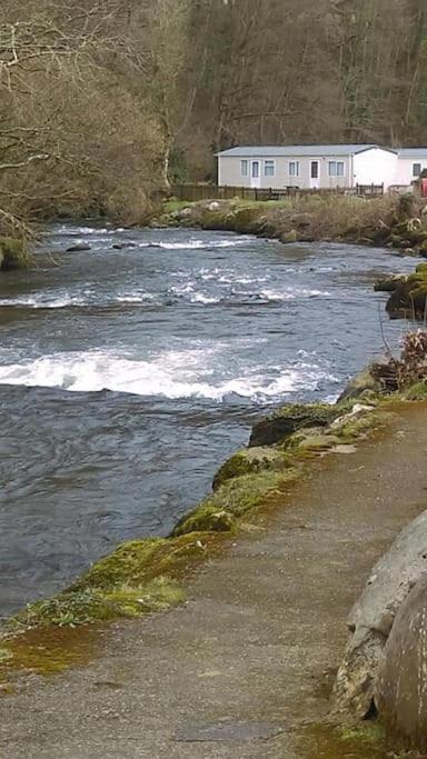 Stunning 3 Bed Riverside Cabin In Snowdonia Caeathro Dış mekan fotoğraf