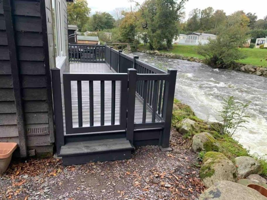 Stunning 3 Bed Riverside Cabin In Snowdonia Caeathro Dış mekan fotoğraf