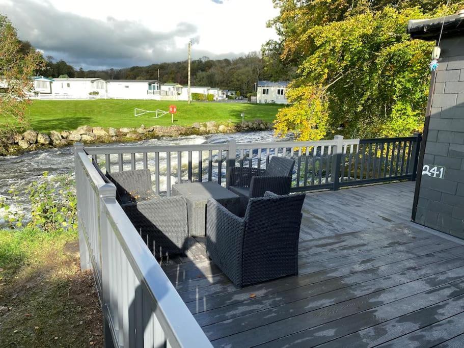 Stunning 3 Bed Riverside Cabin In Snowdonia Caeathro Dış mekan fotoğraf