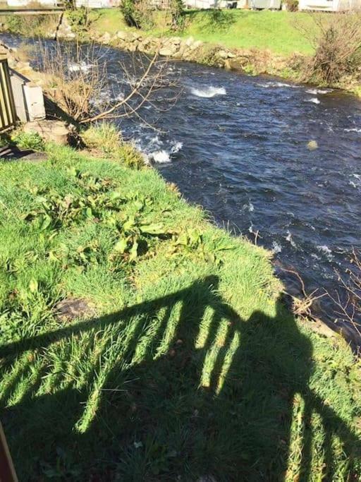 Stunning 3 Bed Riverside Cabin In Snowdonia Caeathro Dış mekan fotoğraf