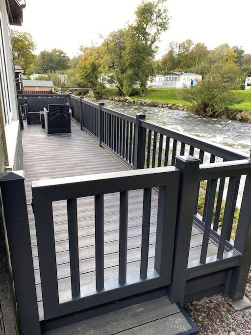 Stunning 3 Bed Riverside Cabin In Snowdonia Caeathro Dış mekan fotoğraf
