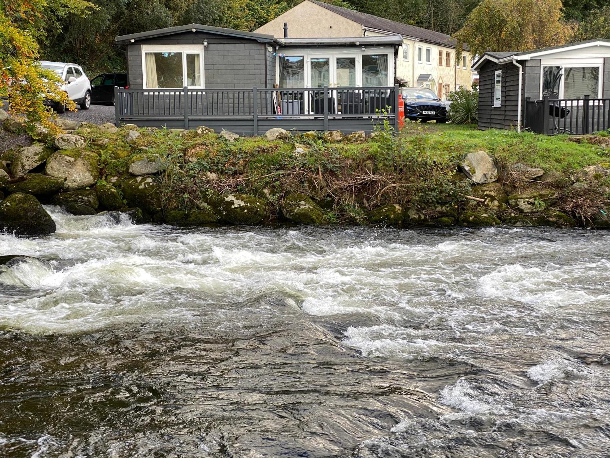 Stunning 3 Bed Riverside Cabin In Snowdonia Caeathro Dış mekan fotoğraf